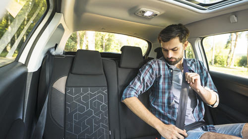 Mujer se escond&iacute;a en la cajuela de carro para espiar a su esposo