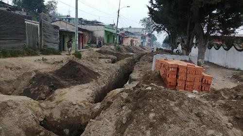 Carro cae en zanja de trabajos municipales, pero &iquest;c&oacute;mo lleg&oacute; ah&iacute;?