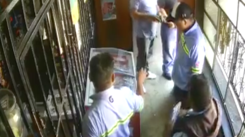 Intentan asaltar a empleados de empresa de bebidas en una tienda