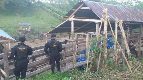 Narcos abandonan armamento y droga en Alta Verapaz