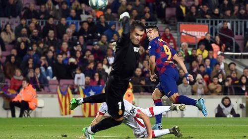 ¡Obra maestra! Luis Suárez hace un espectacular gol de "taco"
