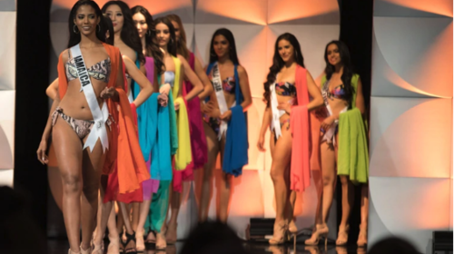 Dram&aacute;ticas ca&iacute;das en desfile de bikinis previo a Miss Universo