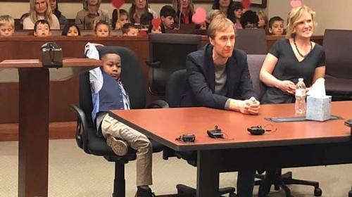 Ni&ntilde;o invita a compa&ntilde;eritos de kinder a su audiencia de adopci&oacute;n