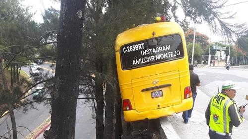 Se salva de caer al precipicio por árboles en puente El Naranjo