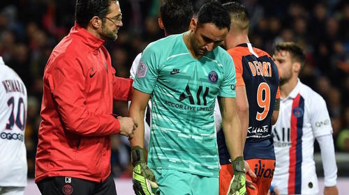 Keylor Navas sufre la agresión de un aficionado en pleno juego