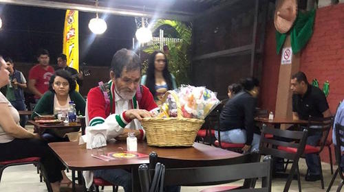 Ni&ntilde;o regala tacos a un abuelito y llora al verlo comer