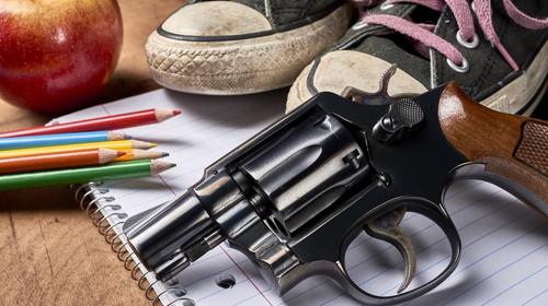 Maestra amenaza con arma de fuego a directora de colegio