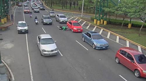 Motorista distra&iacute;do se empotra en un veh&iacute;culo