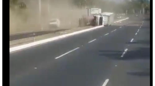 Camiones chocan de frente en la autopista Pal&iacute;n-Escuintla