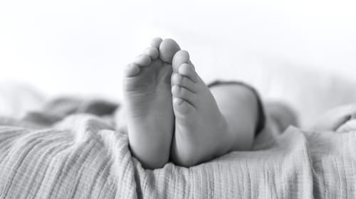 Beb&eacute; muere tras explotarle un cohete en la cabeza