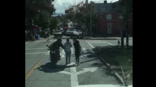 Video: as&iacute; fue el hurto de celular a una mujer por un motoladr&oacute;n