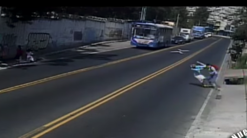 Joven y supuesto ladr&oacute;n protagonizan pelea en pleno tr&aacute;fico
