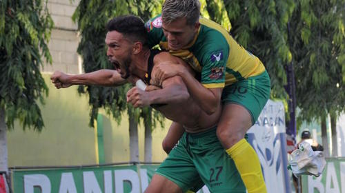 La polémica: Luis Ángel Landín anota en fuera de lugar