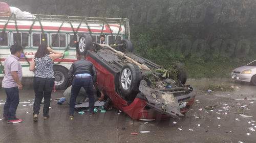 Lluvia y neblina provocan aparatoso accidente en carretera
