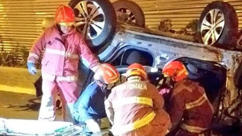 Video: rescatan a coreano de veh&iacute;culo volcado en el Perif&eacute;rico