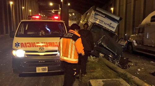 Cami&oacute;n choca contra poste en viaducto de Las Charcas 