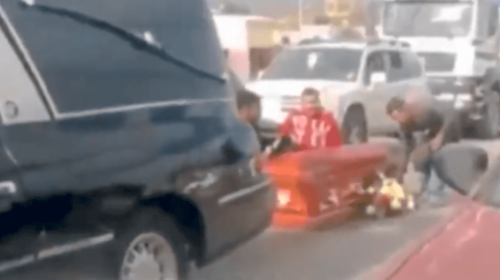 Ata&uacute;d cae de carro f&uacute;nebre y el video se hace viral