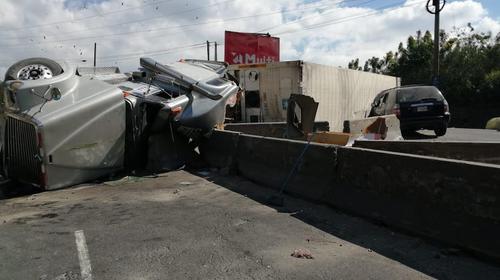 Kilómetros de colas por tráiler volcado en la ruta al Pacífico