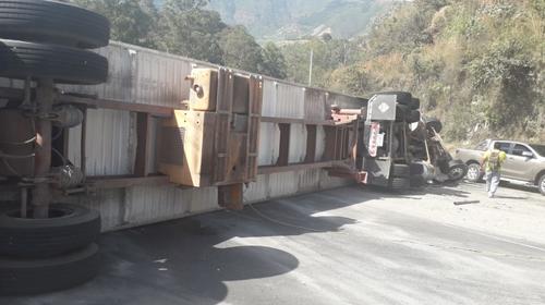 Tráiler vuelca en la ruta al Pacífico y complica el tránsito 