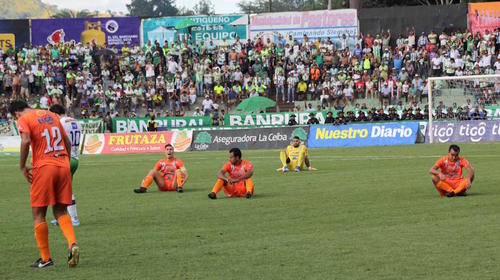 Jugadores de Sanarate se sientan en pleno partido para protestar