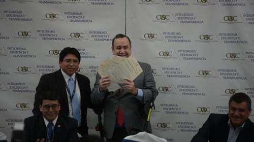 Giammattei y su equipo reciben finiquitos