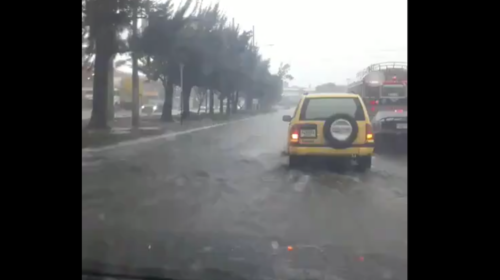 Carril auxiliar de la Aguilar Batres se inunda tras la lluvia