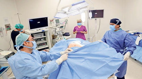 Esposa roba aguinaldo de su marido para hacerse cirugía estética