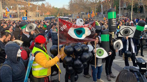 Miles de personas protestan frente al Camp Nou previo al Clásico