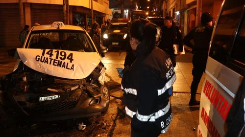 Cuatro heridos en choque de taxi y autopatrulla en zona 1