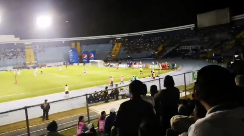 Aficionado Rojo se infiltra en porra Crema y festeja así el gol