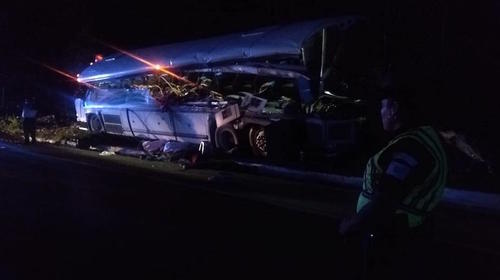 Más de 16 personas murieron en choque entre pullman y tráiler