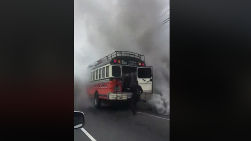 Bus extraurbano prende en llamas en la ruta Interamericana