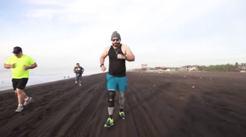 Neto Bran "madruga" para ir a la playa y entrenar boxeo 