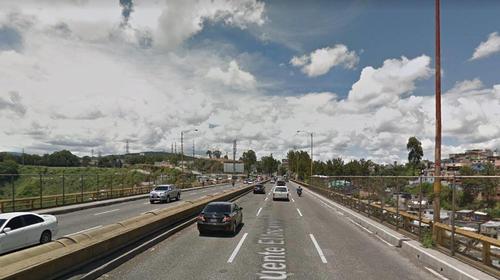 Peatones y Bomberos evitan que hombre se lance de un puente