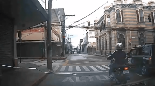 Motorista se pasa en rojo y casi lo atropellan en zona 1