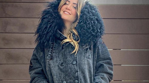 Andrea Legarreta luce sus piernas usando solo un abrigo