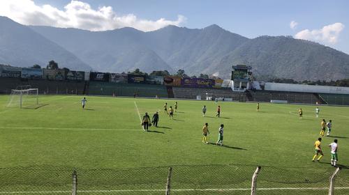 Aficionados se abalanzan para ingresar al estadio en la Antigua