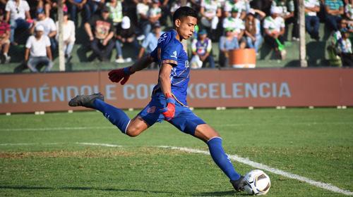 Alessandro Navarro hace regalo especial a su papá 