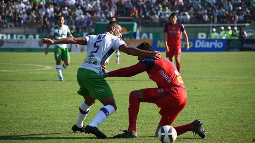 Intenso y violento primer tiempo entre Antigua GFC y Municipal