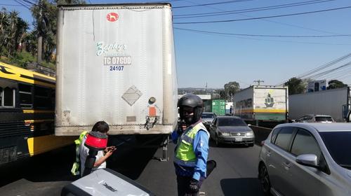 Tráiler deja abandonado enorme furgón en la ruta al Pacífico