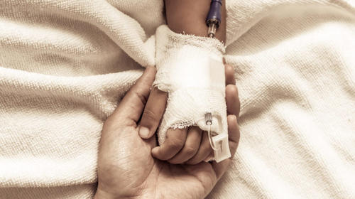 Pediatra estafaba con tratamientos de cáncer a niños sanos