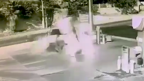 Impresionante video de choque y voraz incendio en una gasolinera