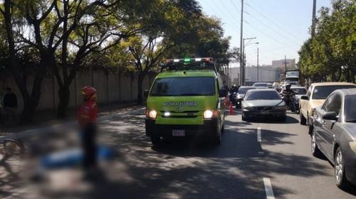 Ciclista fallece tras ser arrollado en la calzada Atanasio Tzul