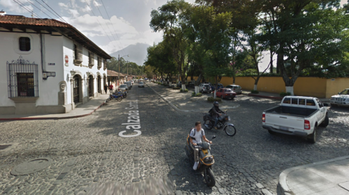 Conductor provoca daños en la vía pública y en casas de Antigua