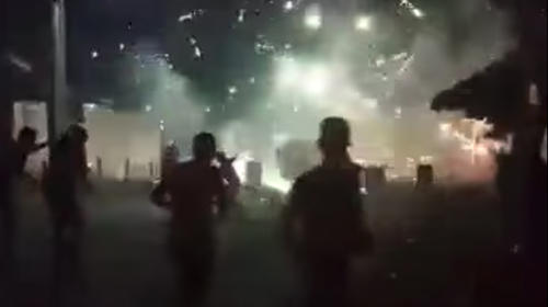 Difunden video de peligrosa "guerra" con pirotecnia en el Puerto