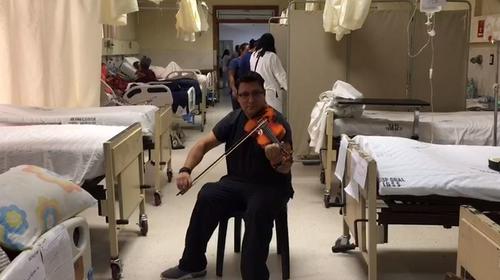 M&eacute;dico del IGSS usa su viol&iacute;n para tocar villancicos a pacientes