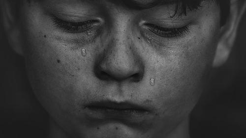 Niño es apuñalado por salvar a su hermana de un violador