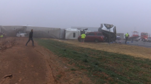 Tr&aacute;iler se descontrola, vuelca y arrolla a polic&iacute;as 