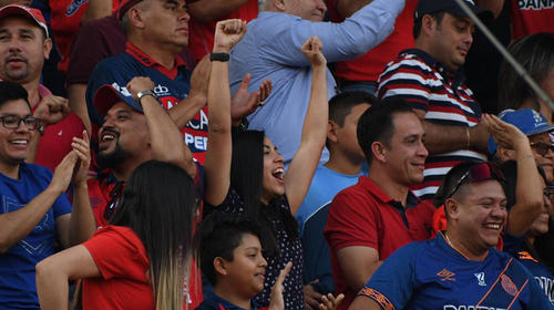 El festejo de Ana Lucía Martínez con el gol de Municipal