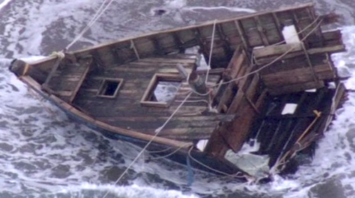 Encuentran "barco fantasma" con restos humanos en costas de Jap&oacute;n